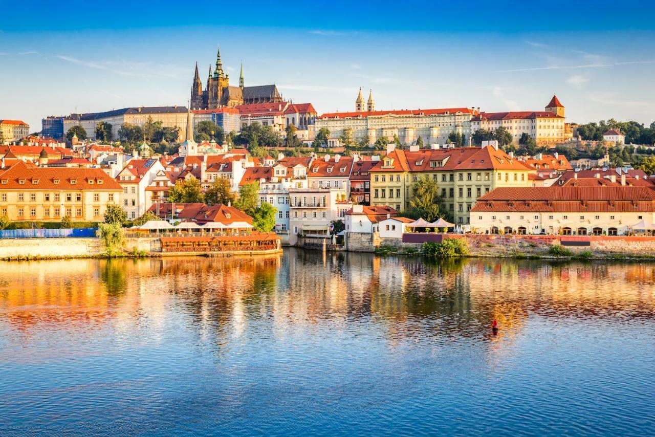 Apartment Vltava Prag Exteriör bild